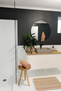 10 min walk to beach & cafés with a quiet, private fenced garden - 5