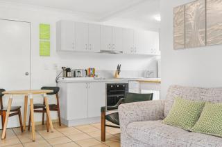 Modern 1-Bed Retreat with Patio & Shed Access - 6