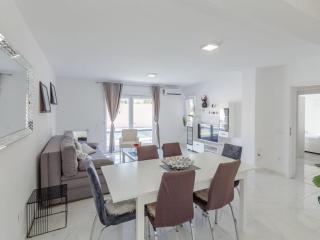 Cecilia with pool - 4