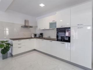 Cecilia with pool - 5