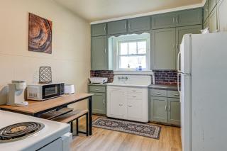 3 Mi to Dtwn Saginaw Cozy Family Home with Yard! - 9