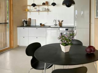 Modern Summer House By The Water In Hellebæk - 4