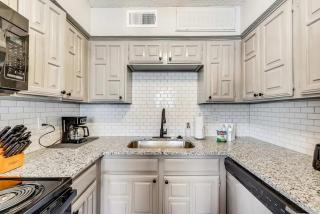 Upgraded 1BD condo Pool Irving I45 - 7