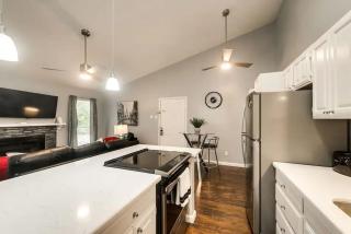 1BD Condo Pool South Irving I40 - 9