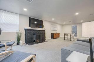 Cozy 2BR Home Sleeps 4 Outdoor Deck & BBQ Grill - 4