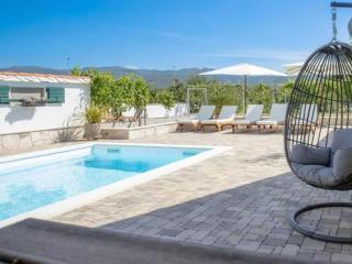 Zara with heated hydromassage pool - 4