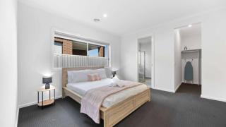 Modern Family Home - 7