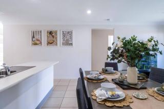 Bright & Cozy Duplex near Logan Central Comforts - 4