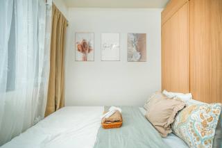 Boho Makati Condo w/ Wi-Fi + Workspace | Red - 9