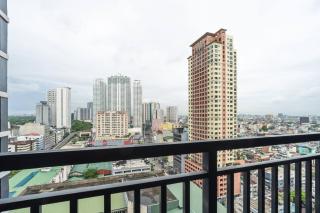 Boho Makati Condo w/ Wi-Fi + Workspace | Red - 5