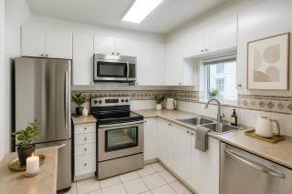 Chic 2-Bedroom Haven in Vibrant Coal Harbour - 0