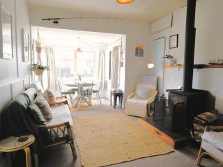 CROOKED MILE COTTAGE - BY THE SEA - family friendly - 3