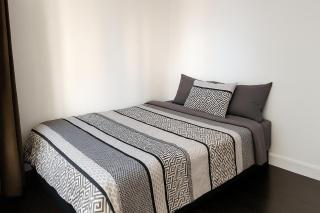 Bright 2-Bedroom Suite in Vibrant Yaletown Core - 3