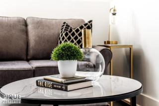 Bright Modern Suites-King Beds-NFLX-WiFi-LongStays - 8