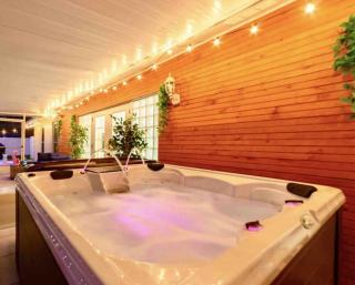 The Flamingo*4bed*pool*jacuzzi*foosball - 6