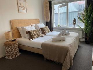 Multi-bedroom Stay, 9 Rooms Near Beach - Zoutelande - 0
