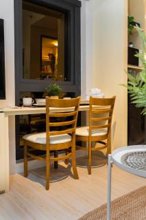 Fully Furnished Urban Oasis : FREE Pool Stay - 5