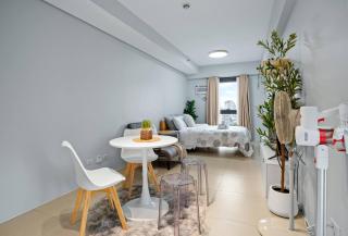 Light & Airy Scandinavian Studio; Free Pool Access - Manila - 8