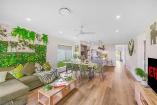 White Rock Big House Convenient Transportation Near Beach and School With Parking - 0