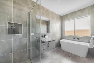 White Rock Big House Convenient Transportation Near Beach and School With Parking - 7