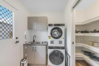 White Rock Big House Convenient Transportation Near Beach and School With Parking - 2