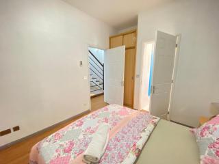 Grand Bay 4Bed Triplex Villa with Community Pool - 1