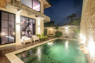 Chic 4-Br Villa in Central Seminyak, Beach 5 mins - 7