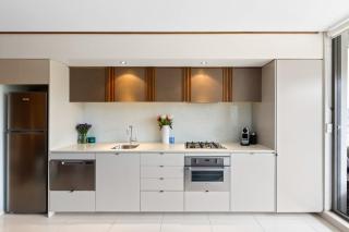 Stylish Bondi Beach Pad - Balcony AC BBQ Lift - 2