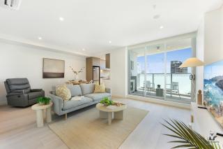 KozyGuru | Burwood | City Skyline – Steps to Train - 0