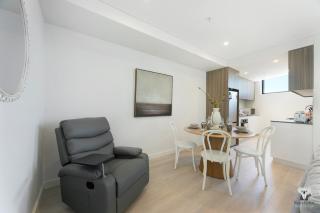 KozyGuru | Burwood | City Skyline – Steps to Train - 4