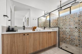 Spacious Family Coastal Retreat, 4BR, BBQ - 1