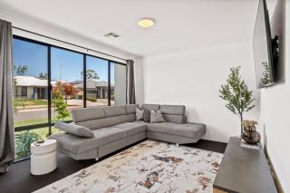 Spacious Family Coastal Retreat, 4BR, BBQ - 0