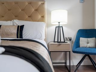 Pass the Keys Luxury Flat with River Views. 1 Bed. Sleeps 4 - 2