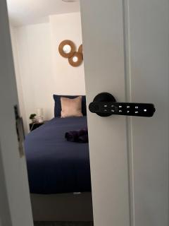 Waterloo modern private double room with shared amenities - 3