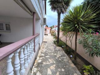 Family-friendly apartments with swimming pool Sabunike, Zadar - 11837 - 1