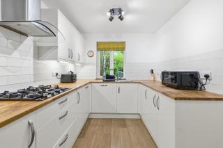 4 bedroom detached house 4 bathrooms - 3