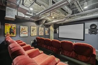 Beautiful Downtown Apartment with Pool, Laundry, Parking - 8