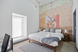 Beautiful Downtown Apartment with Pool, Laundry, Parking - 5