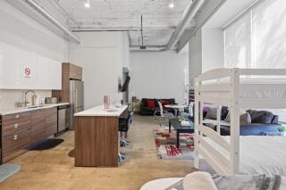 Beautiful Downtown Apartment with Pool, Laundry, Parking - 1