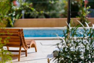 Family-friendly apartments with swimming pool Milna, Brac - 22122 - 1