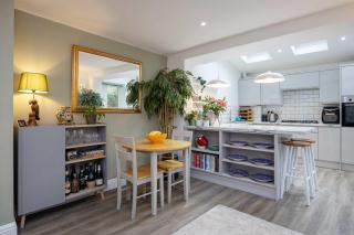 Veeve - The Little Green Door - 4