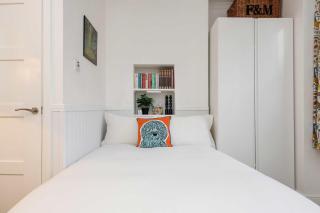 Veeve - The Little Green Door - 3