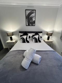 Dovefield House - Modern 3 Bed Home from Home - Alton Towers, Uttoxeter Races - 0