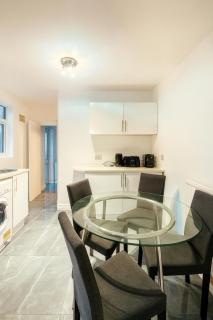 Heated 4 Bedroom House with 2 Bathrooms Near O2 and ExCeL - 2