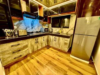 3BR Modern Home Fast Wi-Fi & Parking DHA 9 - 6