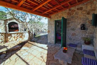 Seaside family friendly house with a swimming pool Cove Pernatice, Drvenik - 11590 - 1