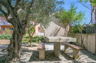 Apartments with parking space Kastel Novi, Kastela - 22702 - 1