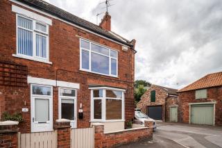 Charming 2 Bedroom House on the Iconic Humberside - 3