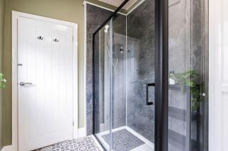 Charming 2 Bedroom House on the Iconic Humberside - 3