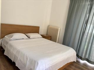 Cozy 2-Bedroom Apartment in Dafni - 3